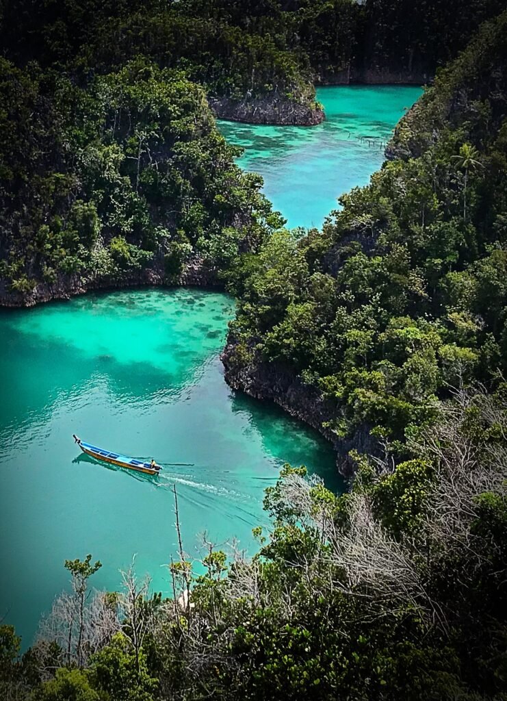Resort Terapung di Tengah Laguna