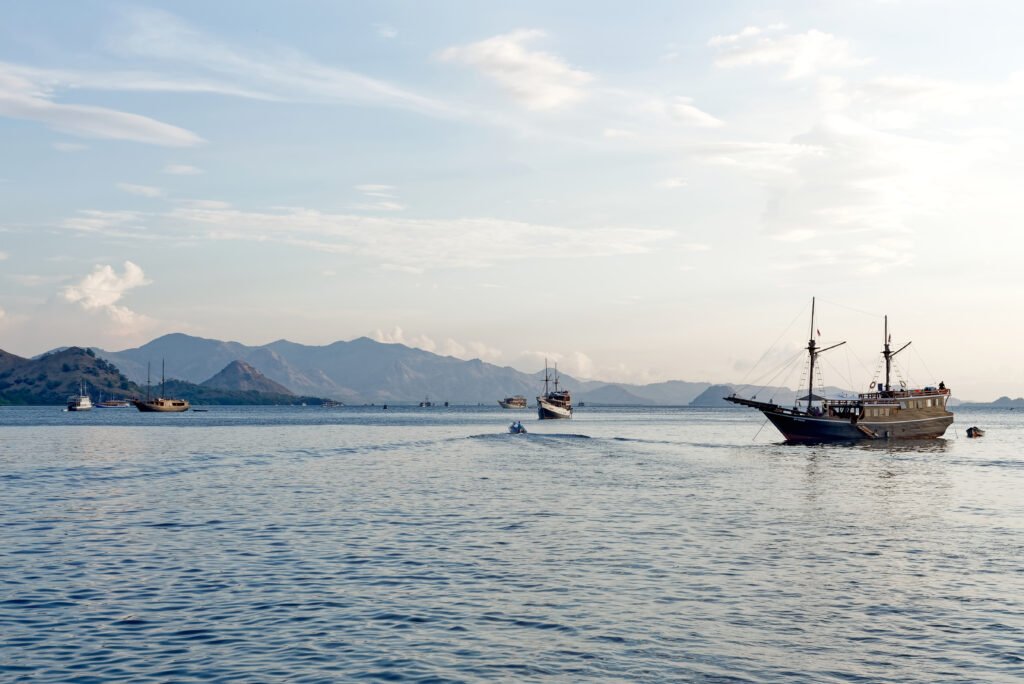 Phinisi Mewah di Perairan Komodo