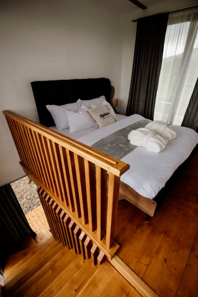 Tempat Tidur Kayu Nirmala 160×200